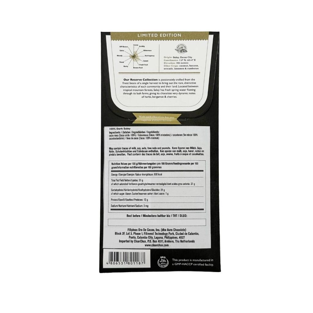Ein Riegel dunkle Schokolade mit Saloy-Geschmack der Marke Auro