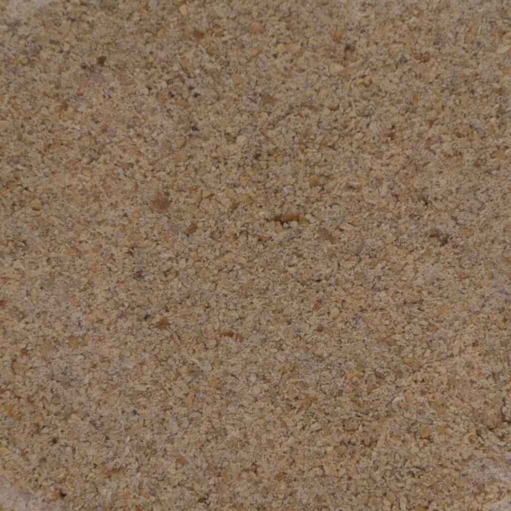 Nahaufnahme von grünem gemahlenem Kaffee