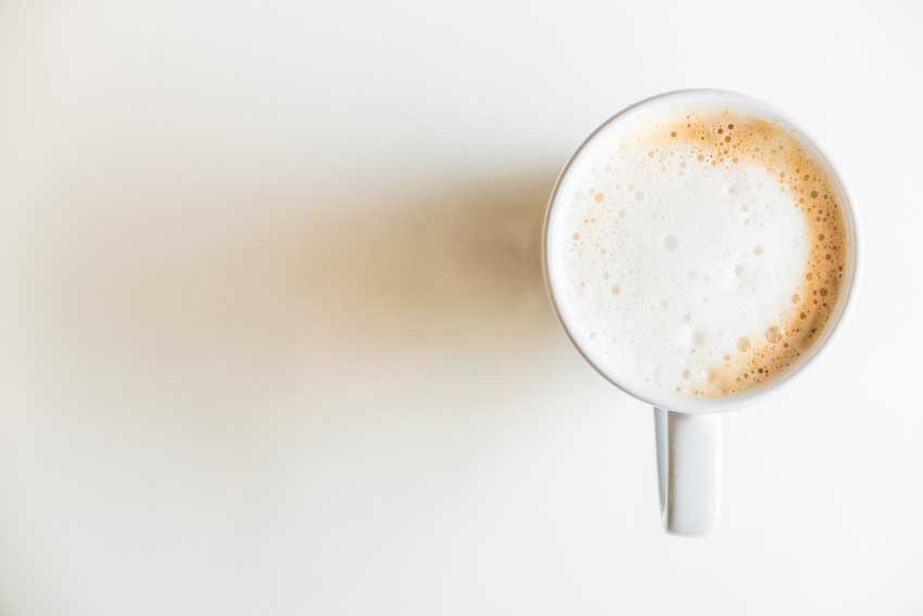 Flat White Kaffee machen? Schau dir dieses leckere Rezept für zu Hause an!